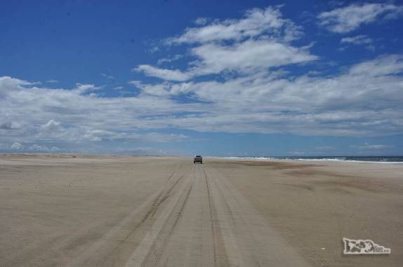Dirigindo na Praia do Cassino que, com mais de 250 km de extensão, é a mais longa do mundo. Fica entre Chuí e Rio Grande, no Rio Grande do Sul